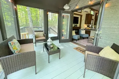 Image de Cozy and quiet lake & mountain tiny home retreat. Fire pit + pet friendly!