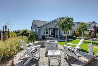 Image de 1 Mi to Dtwn Winters: Home w\/ Fire Pit & Patio!