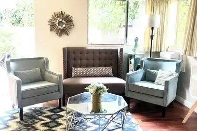 Image de 2bd/2ba! Charming Retreat: Ground Floor w/King, Ac, Garden/Lanai