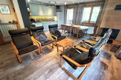 Image de Spacious 3 bedroom skiing apartment, large lounge/kitchen, sleeps 6, near lift.
