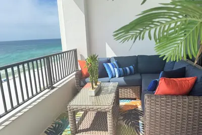 Image de Beachfront Oasis! 2br, 2ba with Private Beach Access and free upfront parking.