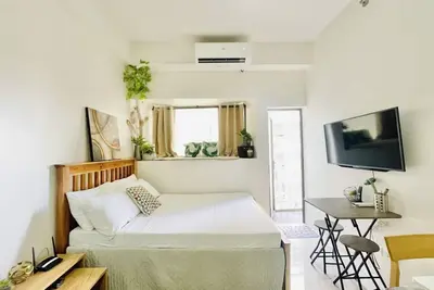Image de Cozy Studio with Balcony at Wv Towers