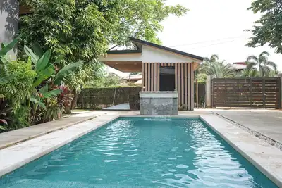 Image de Beach House 5 min walk to white beach, open kitchen concept, unique experience.