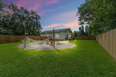 Image de The Hosta Hangout - A Luxury Central Haven!