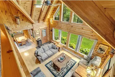 Image de True Log Cabin in the Heart of Poconos with Hot Tub and Movie Theater