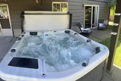 Image de Luxury Country Style Home - W -. •+Hottub And Gym+•. Pet friendly* *Sleeps 5*