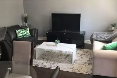 Image de Cozy Family Sized House in Prime Bowmanville