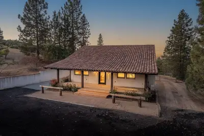 Image de Modern reclaimed suite pet friendly adjacent to Yosemite National Park.
