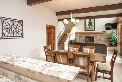 Image de Gorgeous Split-Level Townhome w/ Private Jacuzzi minutes Beaver Creek Resort