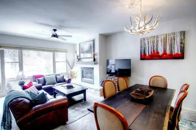 Image de Updated with a Modern Touch, Hot Tub, on the Eagle River