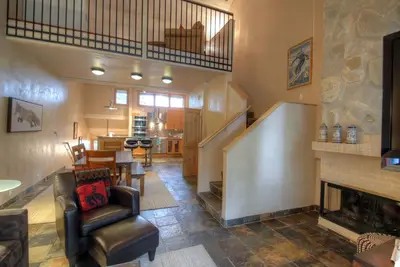 Image de Gorgeous Renovated, Steps to Ski In/Out Access, Hot Tub, Summer Pool