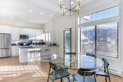 Image de Newly Renovated Spacious Condo, Private Sauna, Slope Views