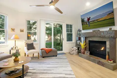 Image de Modern Condo Across the Street from Ski Resort! Tons of Amenities