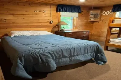 Image de 2 Bedroom Riverside Cabin in The Forks, pet friendly