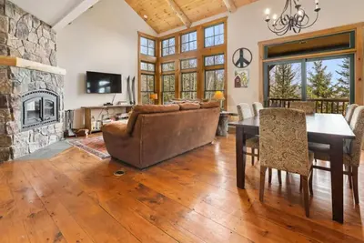 Image de Premier Treetop Townhome with Fireplace, Shuttle and Private Hot Tub