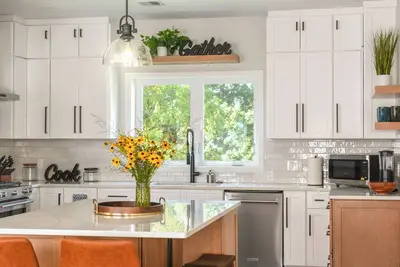Image de House on Church - Newly renovated, bright apartment with huge yard