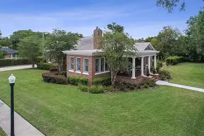 Image de Swan City Stay! Home near Fsc Lake Hollingsworth, Downtown- walk everywhere!