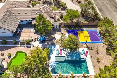 Image de Vegas 6br Pop Art Mansion, Heated Pool Spa, Basketball, Pickleball, Mini Golf