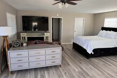 Image de The Wildomar Sunset Studio w\/ 75\" Qled