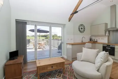 Singletree Cottage, pet friendly, with a garden in Mere