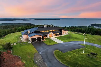 Image de Modern Lakefront Estate / Hot Tub • Gym
