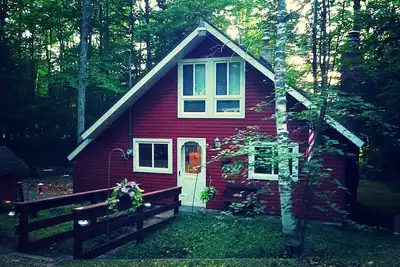 Image de Enjoy your Getaway at the Peaceful Lakefront Chalet!