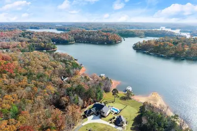 Bellini Bliss on Lake Lanier-Private Get Away-Private Dock-Pool-Hot Tub-Boat