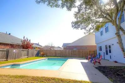 Image de “The Great Escape” with Pool and Pool Table
