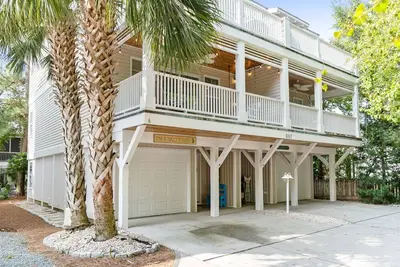 Image de Family Getaway 4 Minute Walk to Beach Access, 3 Bedrooms all with Private Baths!