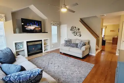 Image de Charming 3-bedroom house in a tranquil neighborhood with a fenced yard.