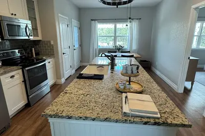 Image de Large Hot Tub! Charming Family Friendly 4/3 - 8 Beds! Fire Pit & Outdoor Living