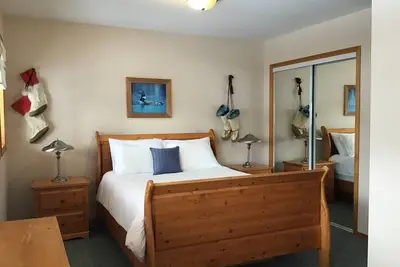 Image de Spacious, luxurious three bedroom. Maximum sun exposure to windows and decks.
