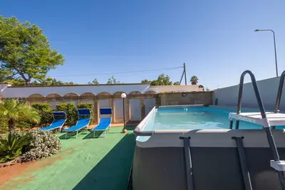 Image de Maison de vacances 'Blue House In Villa Con Piscina' avec piscine partagée, Wi-Fi et climatisation
