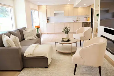 Image de Pond View 2 Bedroom Walkout Basement Suite on Golf Course with Fireplace & Sauna