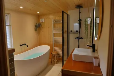 Image de The Sunbird Inn, with luxury bathroom in quiet resort with many amenities