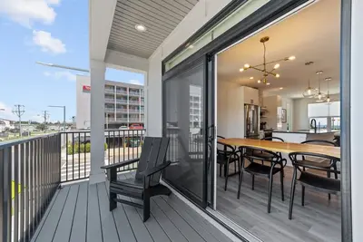 Image de Stunning Ocean View Luxury Condo w/ Rooftop Deck | Modern Elegance & Prime Location!