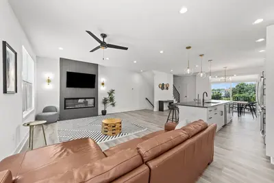 Image de Luxurious Ocean View Condo w/ Rooftop Deck | Modern, Spacious, & Prime Location!