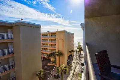 Image de Updated Top-Floor Beachfront Condo with Heated Pool, Views, and Steps to John’s Pass Village!