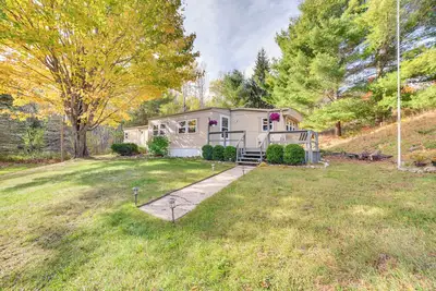 Image de 3 Mi to Lake Michigan: Pet-Friendly Home!