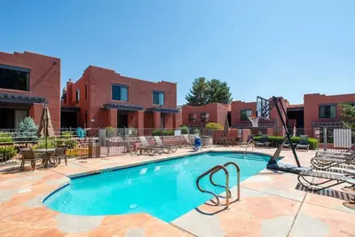 Image de Gather & Explore Sedona from Our 2 Spacious Units | Pool & Kitchen