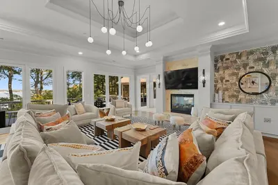 Image de Modern Masterpiece by AvantStay | Waterfront + Private Dock