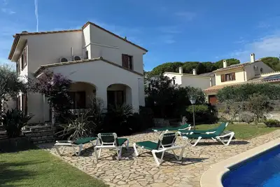 Image de 3-bedroom villa in peaceful Calonge with pool, Ac, and WiFi, close to the beach.