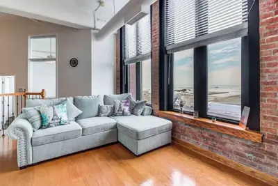 Image de Lakeview Loft | Downtown | Walk to Stadiums