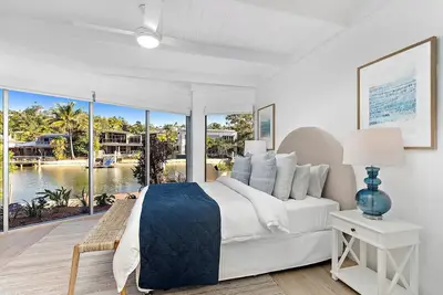 Image de Pet Friendly - Ground Floor Riverfront 2 Bedroom Apartment - 350m to Beach
