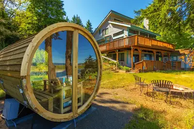 Image de 2br waterfront home with beach access and views.
