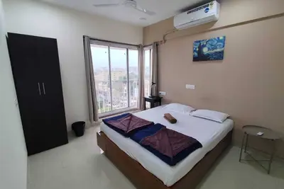 Image de 3 Bhk Apartment with Ac, WiFi, and Rooftop in Santacruz, Mumbai.