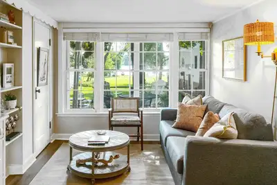 Image de Williams Bay Lakefront Retreat - Walk the Lakepath