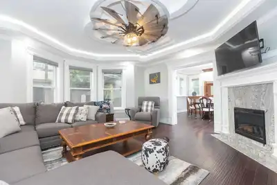 Image de 4 Bdr Lake Geneva Estate Across from Beach!