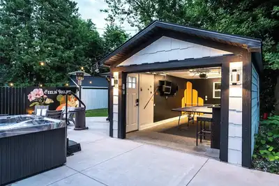 Image de Gatsby Theme Near Downtown w/ Hot Tub & Game Room