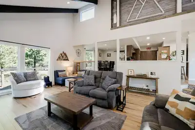 Image de Newb07-Family-Friendly Sunriver Retreat | Hot Tub, A/C, Dog-Friendly, Sleeps 10